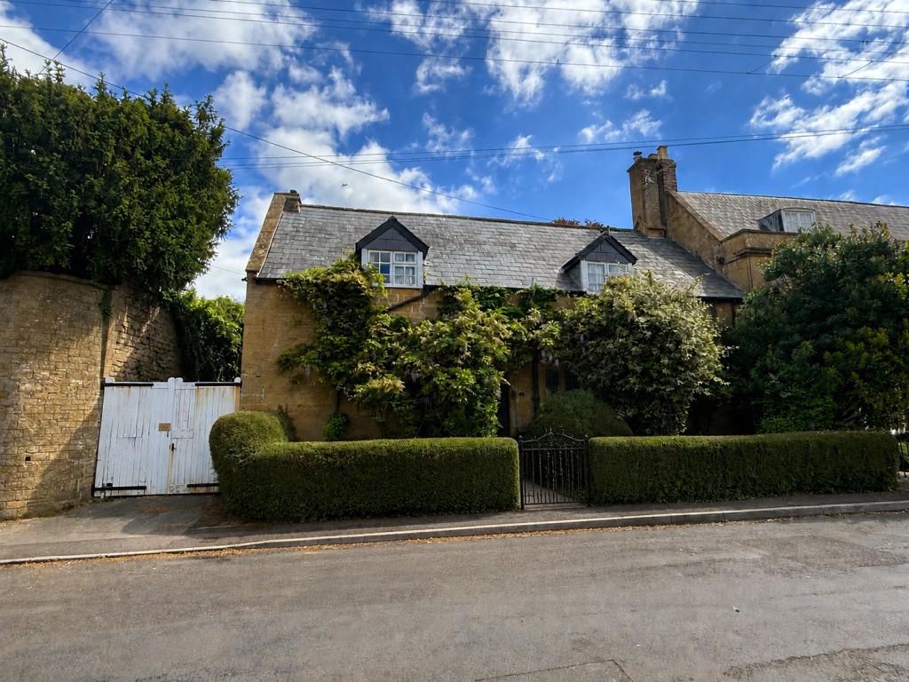 Lot: 99 - CHARACTER SEMI-DETACHED COTTAGE FOR UPDATING WITH LARGE GARDENS - General view of front of the property and side gates